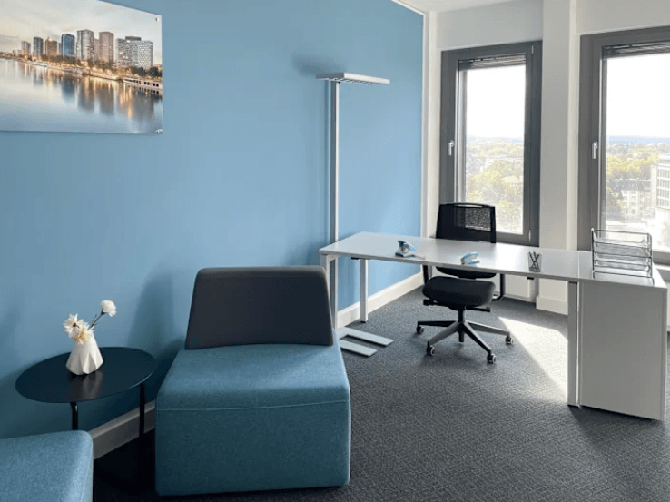 Kleines Büro mit Arbeitsplatz und Sitzbereich für Kundengespräche