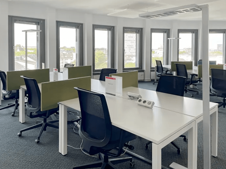 Eingerichtete Arbeitsplätze mit Tischen und Stühlen